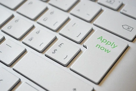 Tastatur mit Apply Now-Button als Symbol für Recruiting Automatisierung