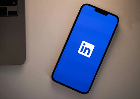 Telefon mit geöffneter LinkedIn-App als nützliches Tool für Employer Branding und Mitarbeiterbindung-Maßnahmen.